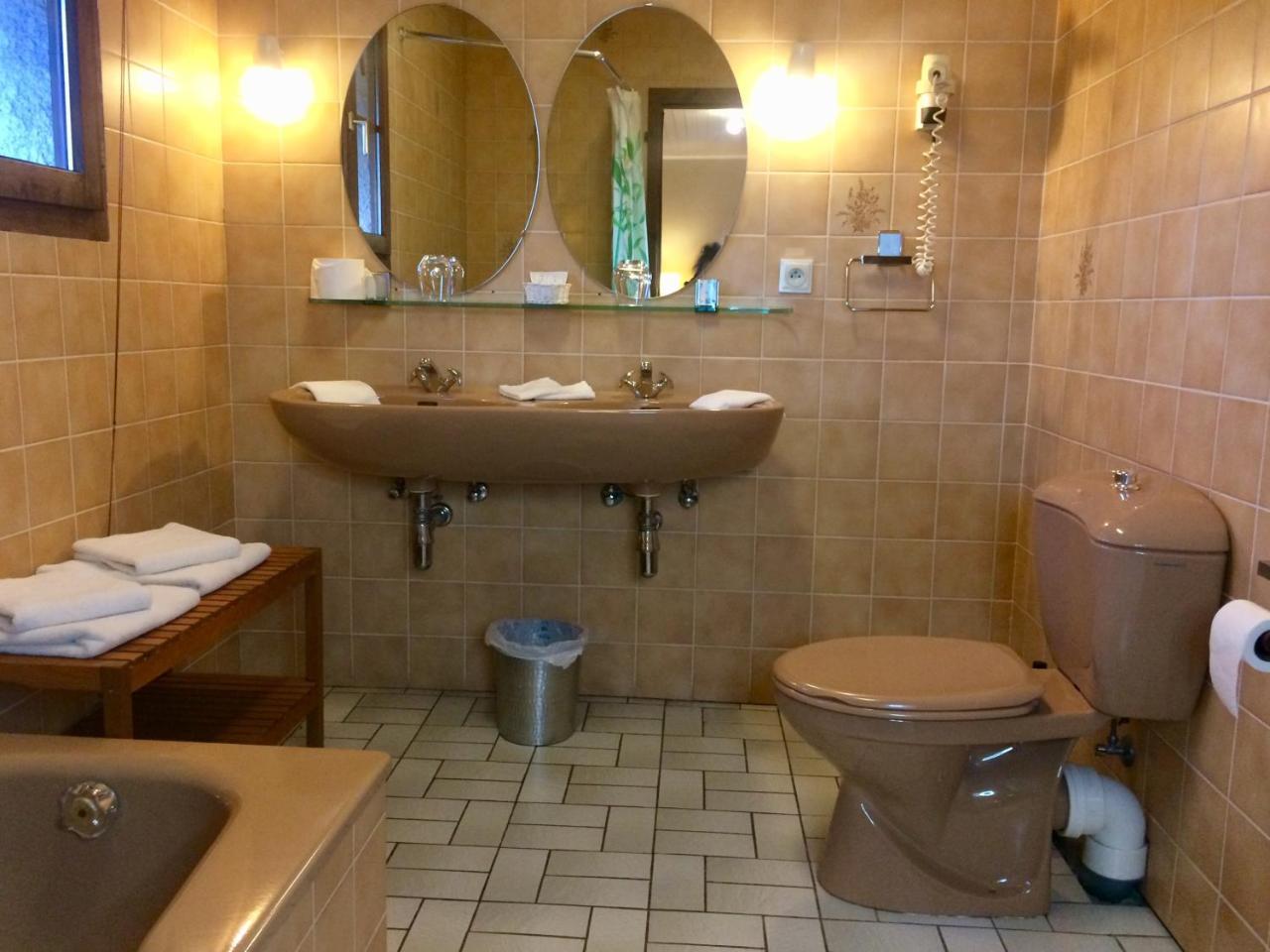 Hotel La Venerie Virton Esterno foto