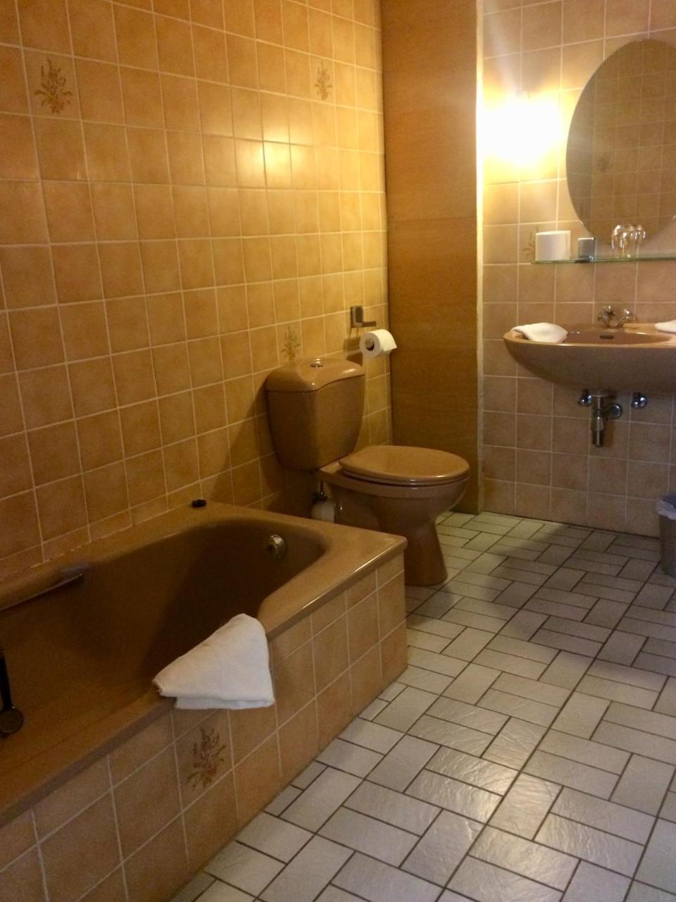 Hotel La Venerie Virton Esterno foto