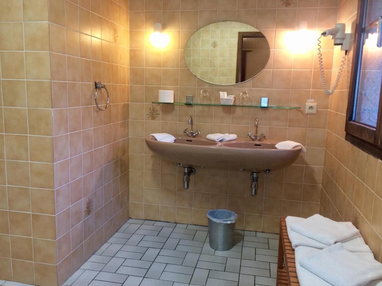 Hotel La Venerie Virton Esterno foto